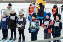 изображены дети с инструктором на лыжных гонках