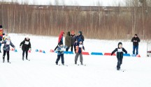 дети бегущие на лыжах